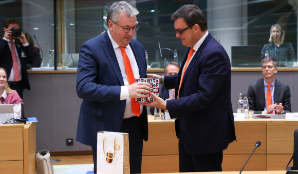 échange de cadeaux Présidence espagnole et future Présidence belge