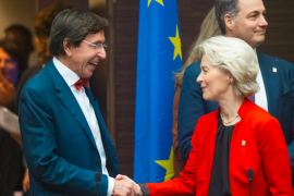 Elio Di Rupo saluant la Présidente de la Commission à l’occasion de l’ouverture de la présidence belge de l’UE
