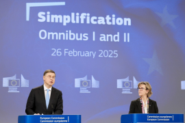 Valdis Dombrovskis, commissaire européen chargé de l'Economie et Maria Luís Albuquerque, commissaire européenne chargée des Services financiers, ont présenté les principales mesures du paquet "Omnibus" devant la presse 26 février - Crédits : Claudio Centonze / Commission européenne