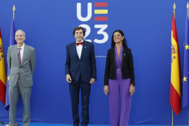 Le Ministre-Président Elio di Rupo accompagnée de la secrétaire d'état par intérim au Budget et aux Dépenses de l'Espagne et le secrétaire d'état par intérim aux finances de l'Espagne)